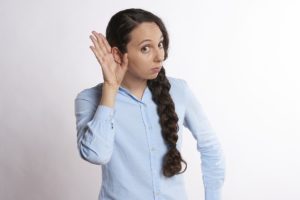 Was tun bei Tinnitus - Frau hört nicht